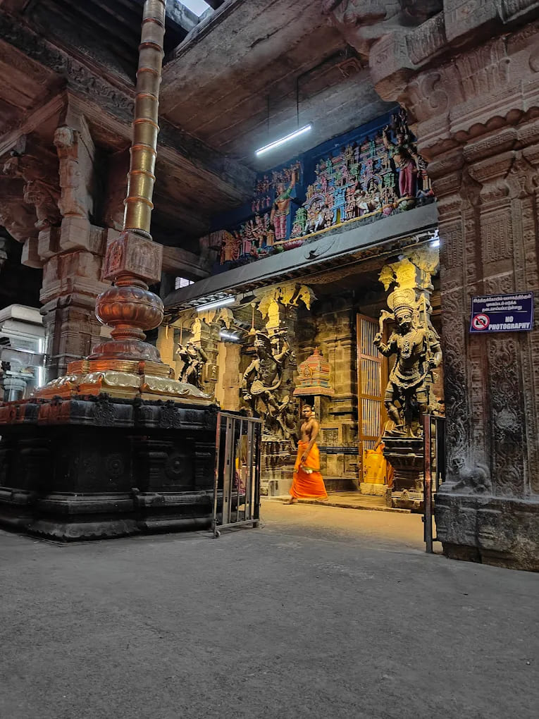 Main entrance inside Nellaiappar Temple leading to sanctum